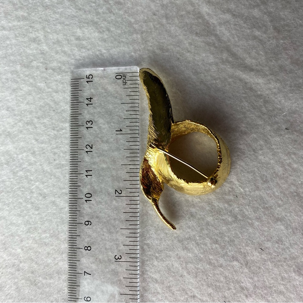 Elegant Gold tone Swirl Feather Brooch Pin lapel - Picture 8 of 11